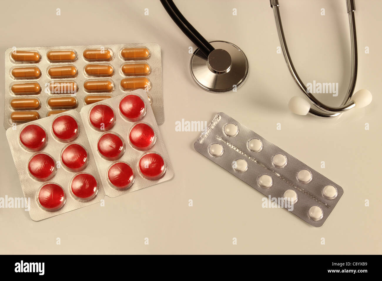 Pilules colorées et d'un stéthoscope sur une table Banque D'Images