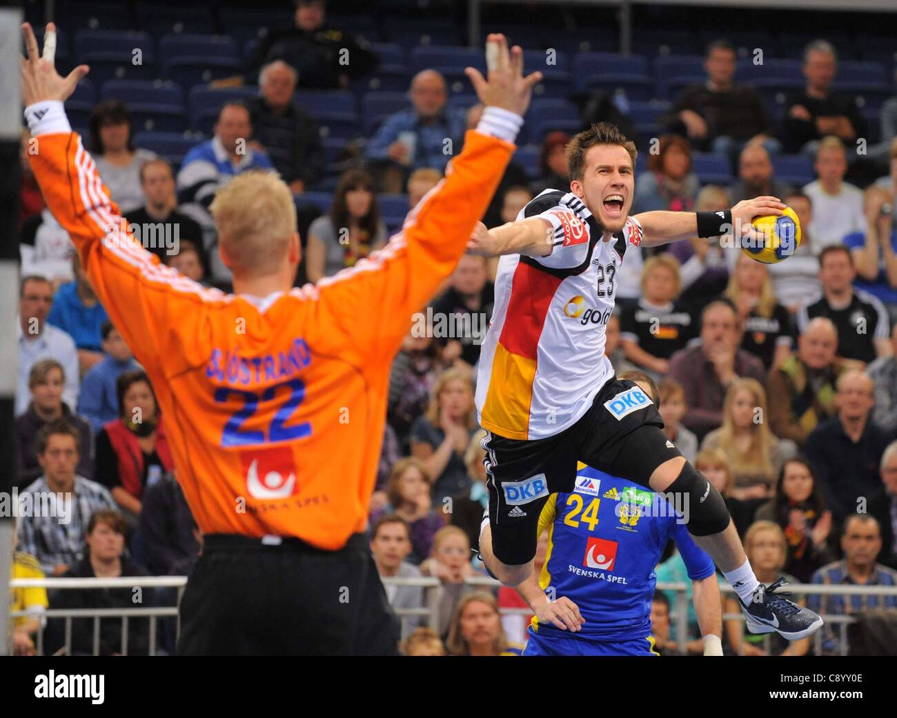 05 11 2011 Berlin, Allemagne. Supercoupe Handball Allemagne contre la Suède. Markus Vienne riche Allemagne pas de 23 Johan Sjoestrand Suède TW no 22 match international de Handball Banque D'Images