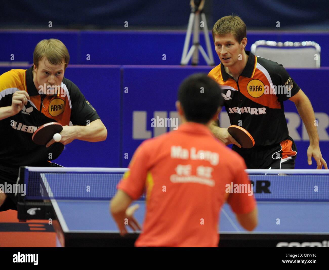 05 11 2011 Magdeburg, Allemagne. Bastian Steger Patrick Arbre de l'Allemagne est en concurrence avec Ma Wang Hao long de la Chine au cours de la demi-finale du match de l'équipe de mens à Magdeburg Allemagne Chine a remporté 31 et est entré dans la dernière Banque D'Images