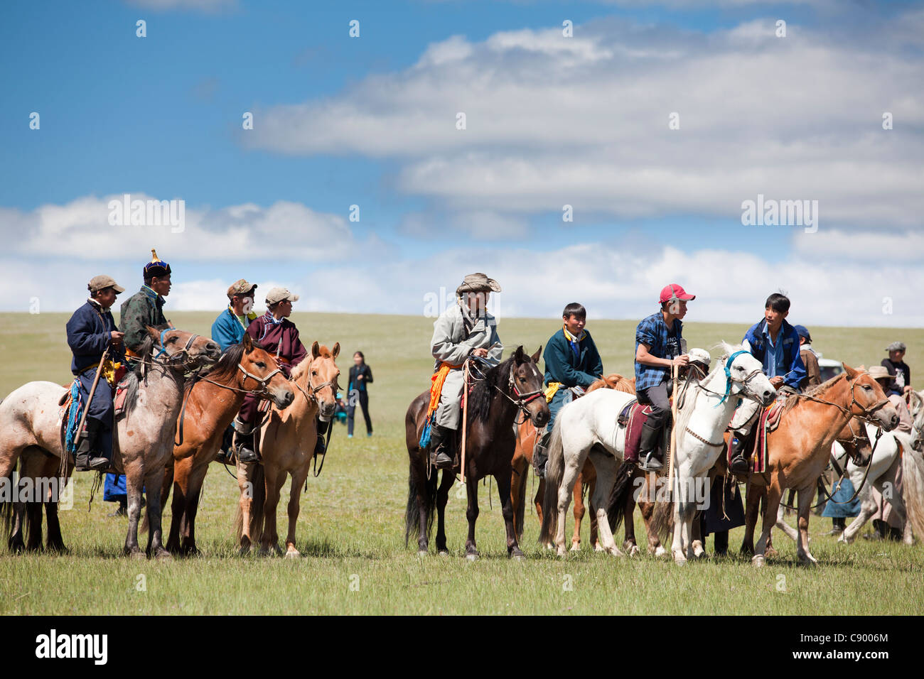 Festival Naadam mongol spectateur attendent la fin de la course de chevaux sur les chevaux, Tsagaannuur, Khövsgöl, Mongolie Banque D'Images