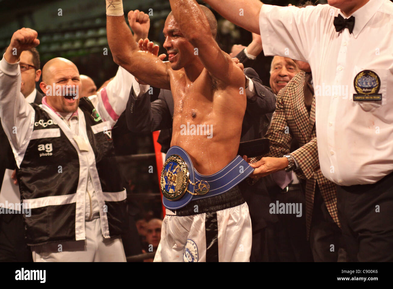 FLORENCE (IT), 04/nov/2011 : VS Bundu Petrucci, Boxe Poids welter titre européen @ Mandela Forum - BUNDU gagnant est exultant avec ses fans et le personnel Banque D'Images