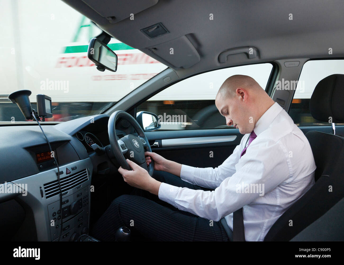 L'homme s'endormir pendant la conduite de voiture sur autoroute Banque D'Images