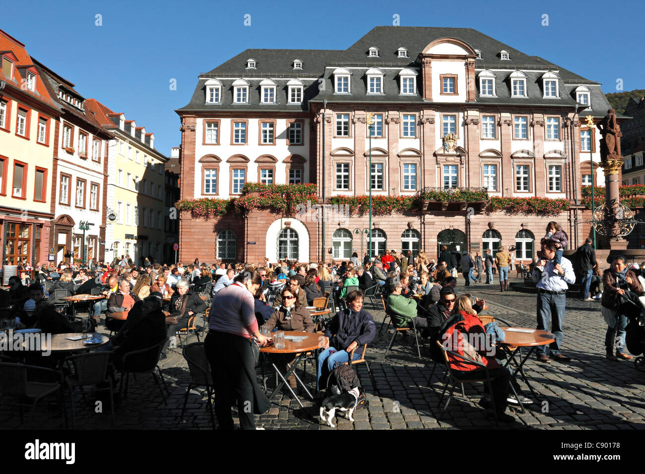 Jardin de bière au café de la chaussée la mairie Place du marché, Baden Württemberg Allemagne Heidelberg Banque D'Images