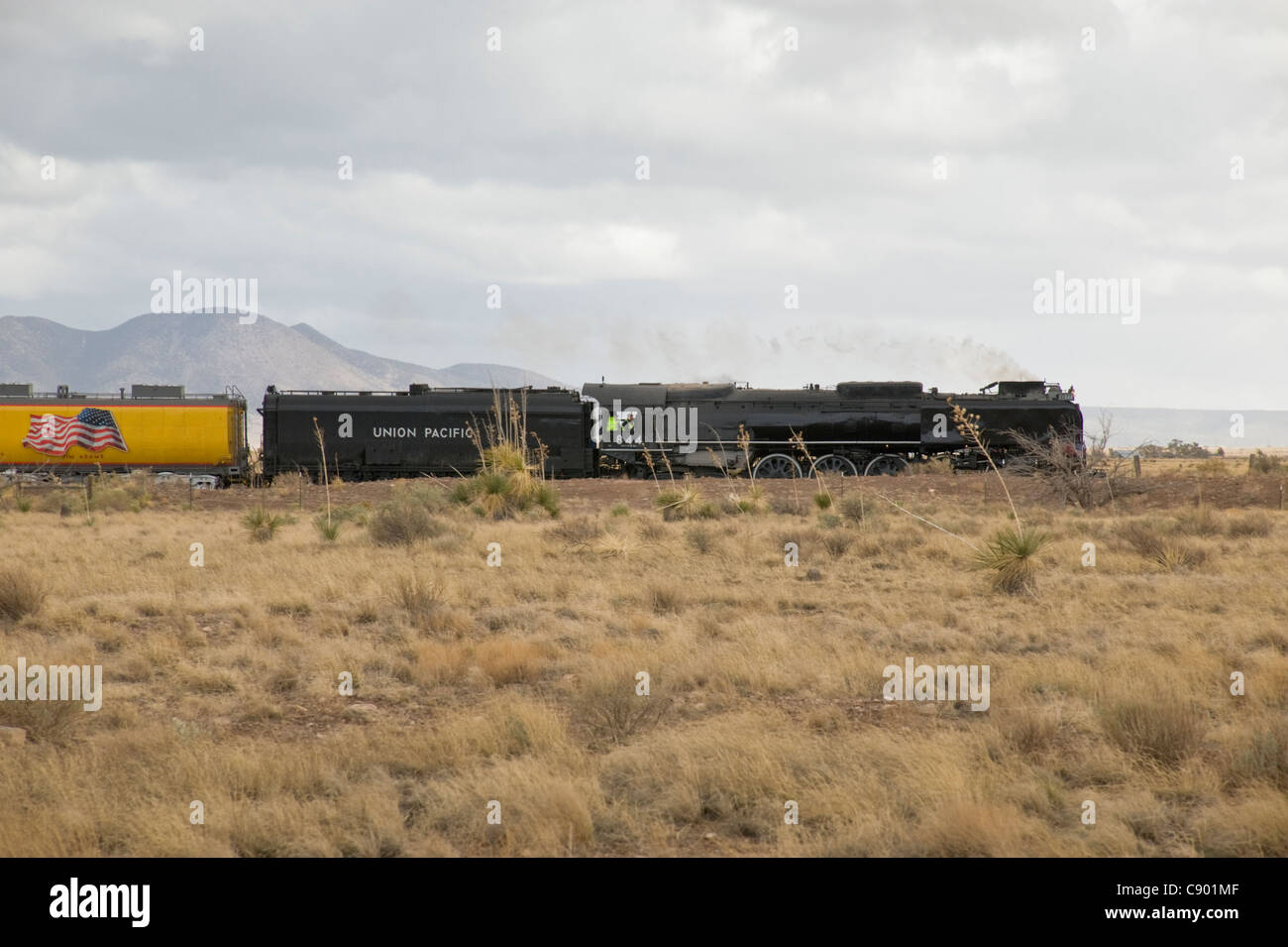Sous ciel nuageux, la Union Pacific steam engine 844 vitesse à 65 MPH vers un bref arrêt à Carrizozo, Nouveau Mexique Banque D'Images