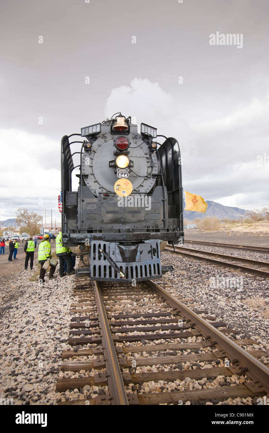 Sur une tournée de bonne entente, Union Pacific steam engine 844 s'arrête pour un aperçu rapide de l'huile dans les roues du pilote Carrizozo, Nouveau Mexique. Banque D'Images