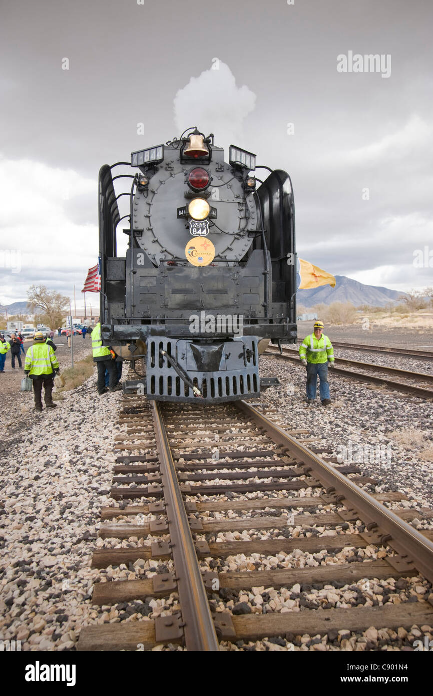 Sur une tournée de bonne entente, Union Pacific steam engine 844 s'arrête pour un aperçu rapide de l'huile dans les roues du pilote Carrizozo, Nouveau Mexique. Banque D'Images