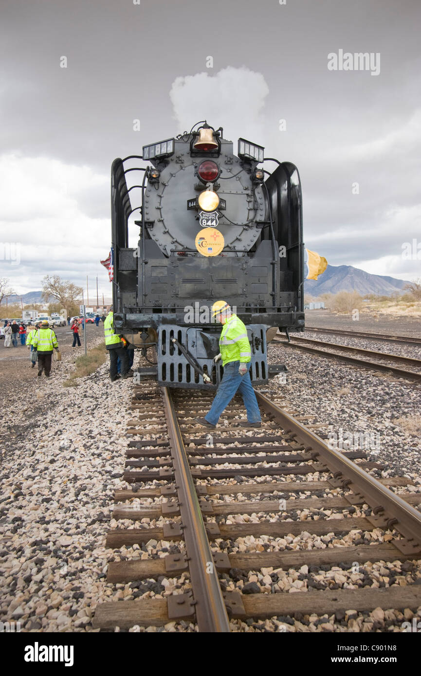 Sur une tournée de bonne entente, Union Pacific steam engine 844 s'arrête pour un aperçu rapide de l'huile dans les roues du pilote Carrizozo, Nouveau Mexique. Banque D'Images