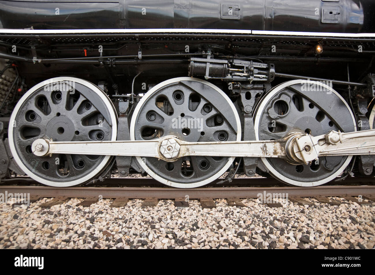 Trio de l'énorme 80 pouces (2 032 mm) roues qui propulsent le pilote 486 340 lb (220,6 tonnes) Union Pacific 844 machine à vapeur. Banque D'Images