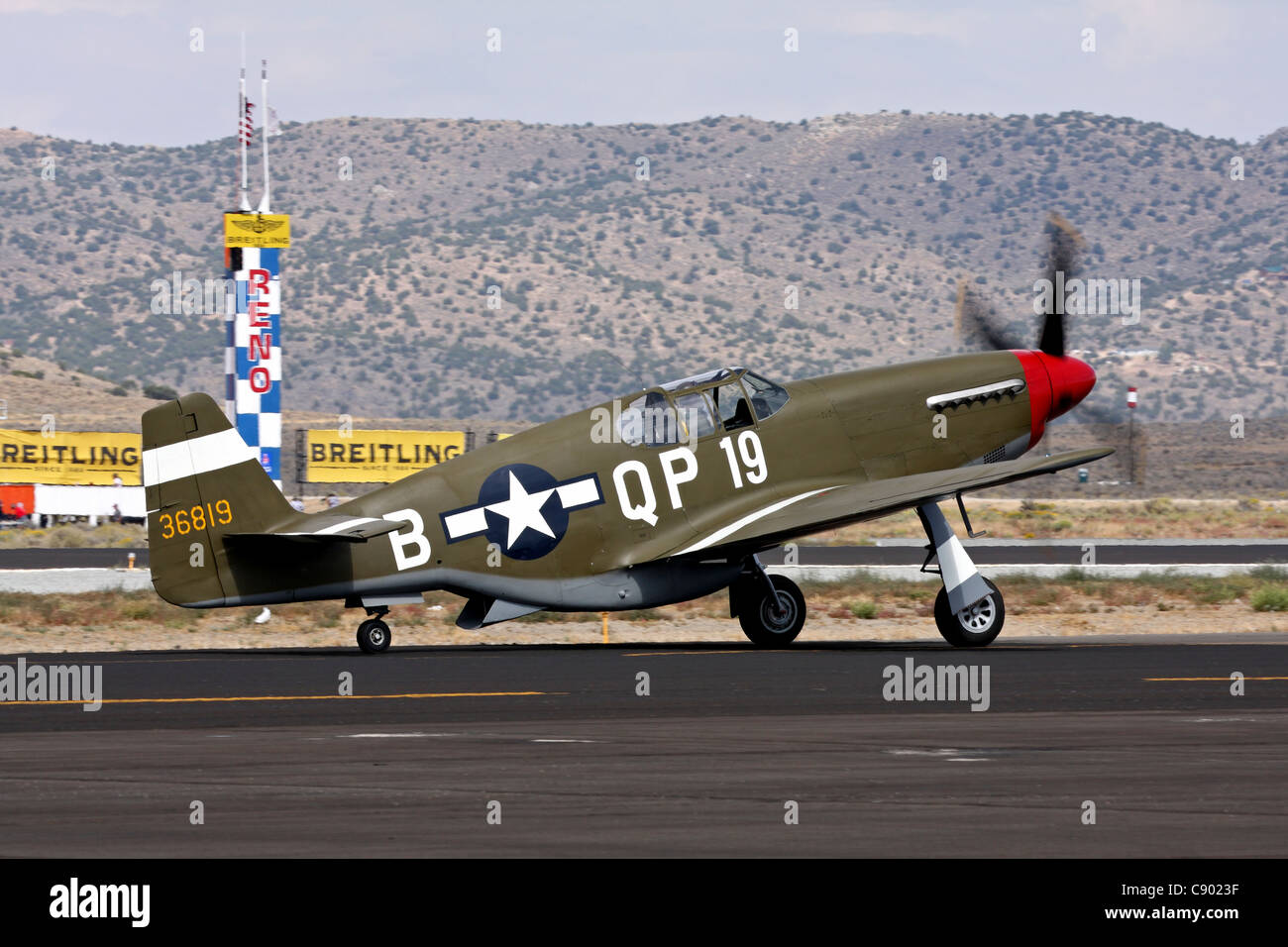 Un P-51B Mustang taxis sur la rampe avant une course au championnat national de Reno Air Races. Banque D'Images