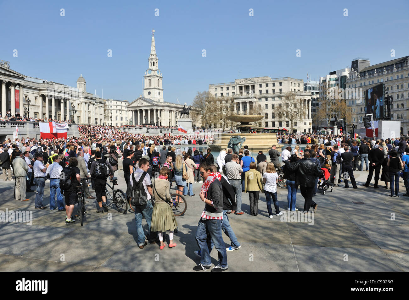 Les gens se sont réunis pour assister aux funérailles du président polonais Lech Kaczynski sur ses écrans de télévision, avril 2010, Trafalgar Square, Londres, UK Banque D'Images