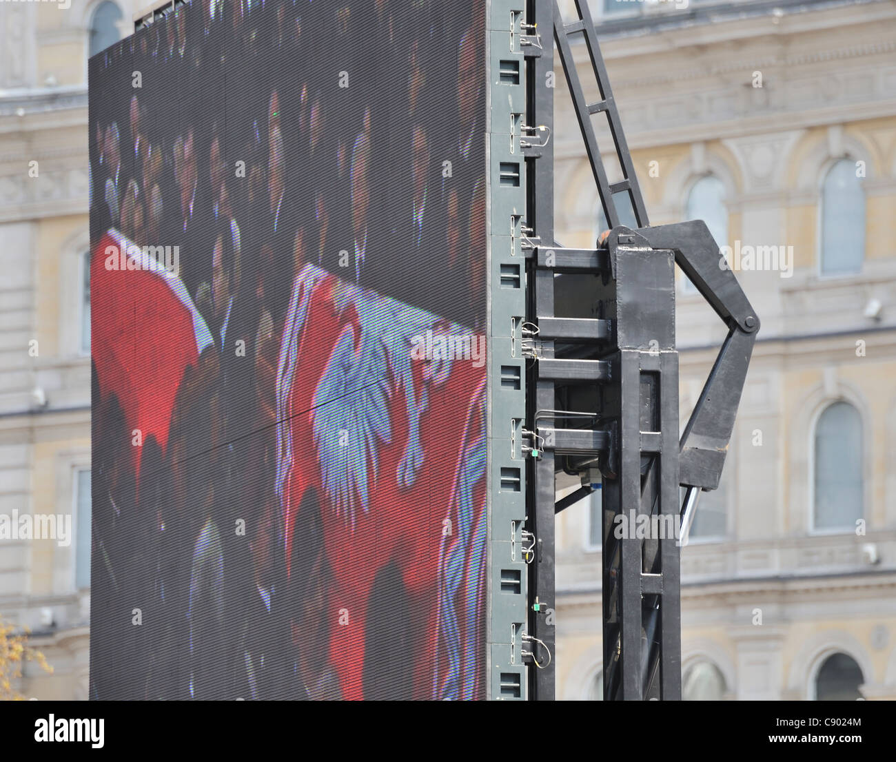 Grand écran montrant les funérailles du président polonais Lech Kaczynski, avril 2010, Trafalgar Square, Londres, UK Banque D'Images
