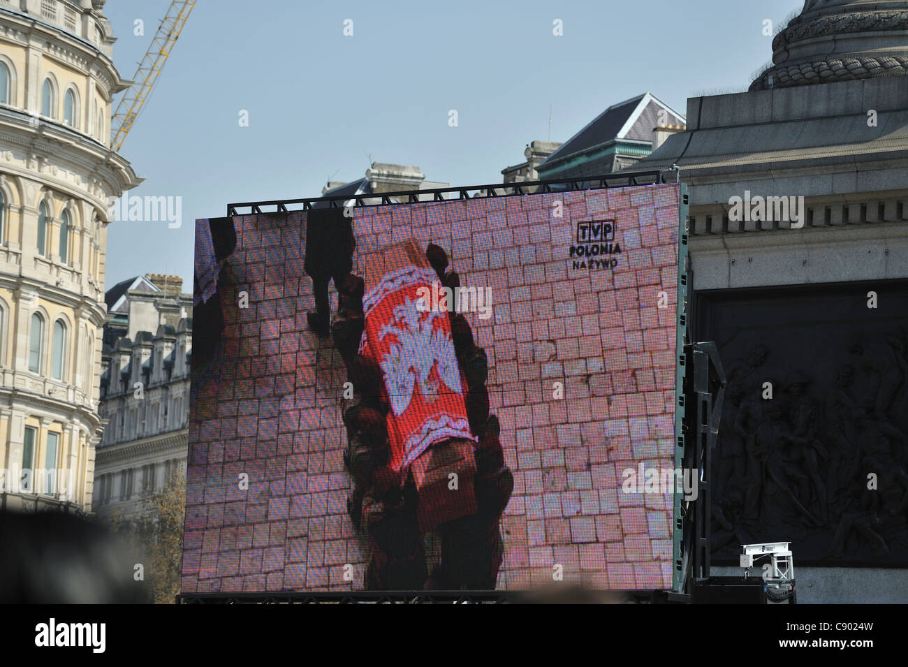 Grand écran montrant les funérailles du président polonais Lech Kaczynski, avril 2010, Trafalgar Square, Londres, UK Banque D'Images