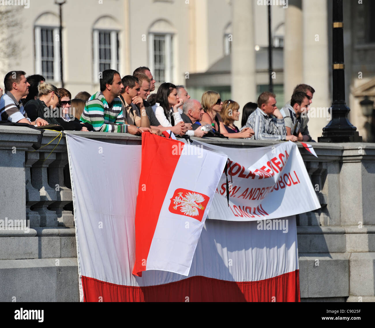 Les gens se sont réunis pour assister aux funérailles du président polonais Lech Kaczynski sur ses écrans de télévision, avril 2010, Trafalgar Square, Londres, UK Banque D'Images