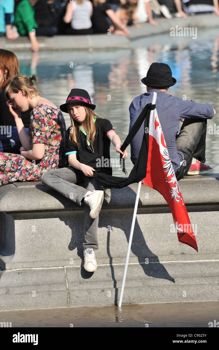 Les gens se sont réunis pour assister aux funérailles du président polonais Lech Kaczynski sur ses écrans de télévision, avril 2010, Trafalgar Square, Londres, UK Banque D'Images