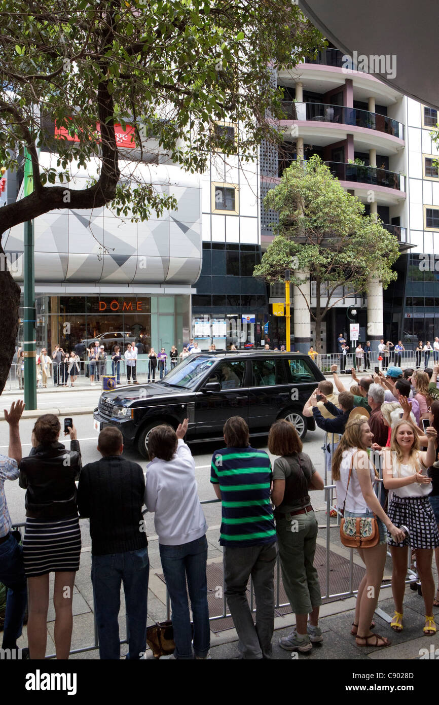 La Reine et le duc d'Édimbourg passer devant des foules de gens dans une Range Rover sur le dernier jour de leur tournée australienne. Perth Banque D'Images