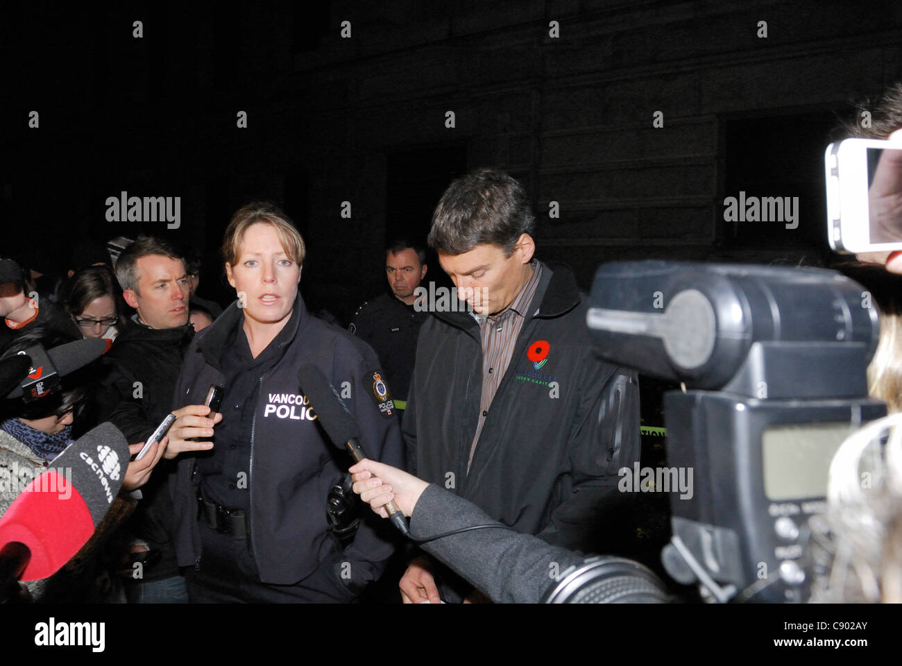 Le porte-parole de la Police de la ville de Vancouver La gendarme Jana McGuinness (à gauche) aux côtés de Gregor Robertson, maire de Vancouver à un communiqué de presse, annonçant l'apparente mort par surdose d'une jeune femme dans une tente au campement de 'occuper Vancouver site. Vancouver - le 5 novembre 2011 Banque D'Images