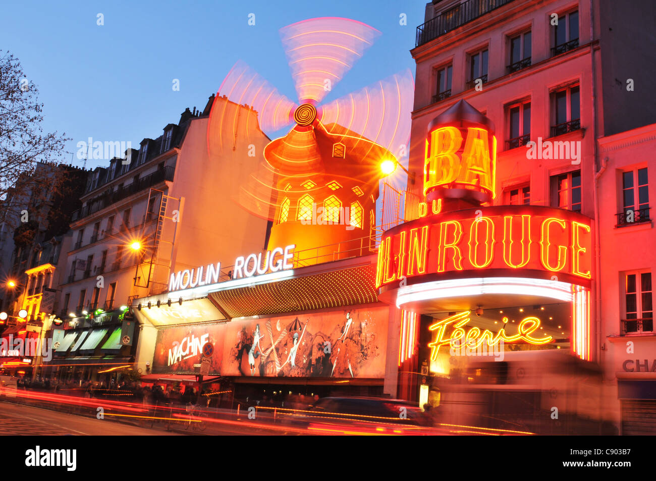 Moulin Rouge à Paris la nuit Banque D'Images