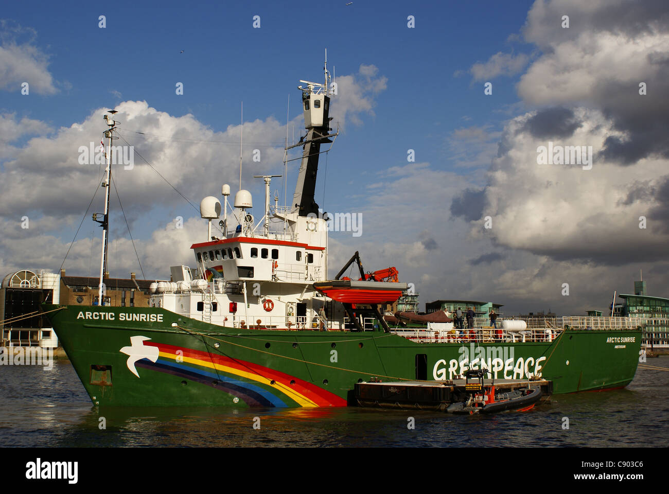 Navire Rainbow Warrior de Greenpeace à Thames, London Banque D'Images