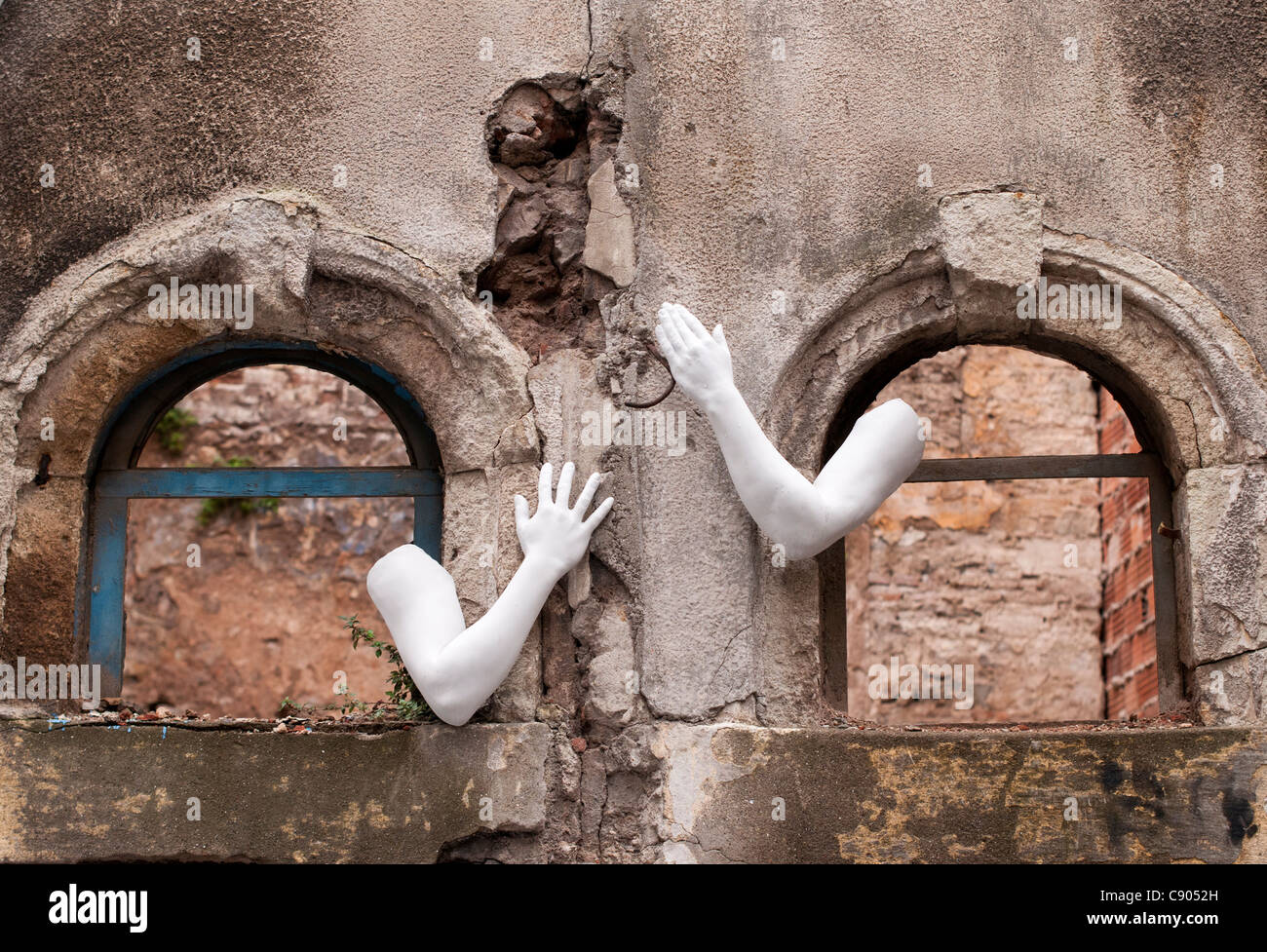 Installation d'art urbain dans les petites rues de Galata, Beyoglu, Istanbul, Turquie Banque D'Images
