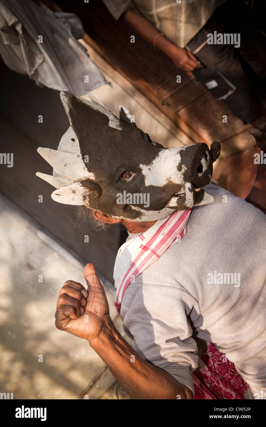 L'Inde, de l'Assam, de l'Île Majuli, artisanat, atelier de fabrication de masque, l'homme montrant des masques pour Ankiya Bhaona danse et théâtre Banque D'Images