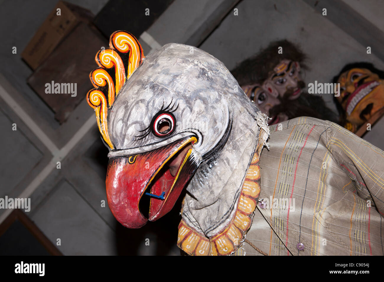 L'Inde, de l'Assam, de l'Île Majuli, artisanat, atelier de fabrication de masque, un homme portant un masque garuda pour Vishnavite théâtre danse Banque D'Images