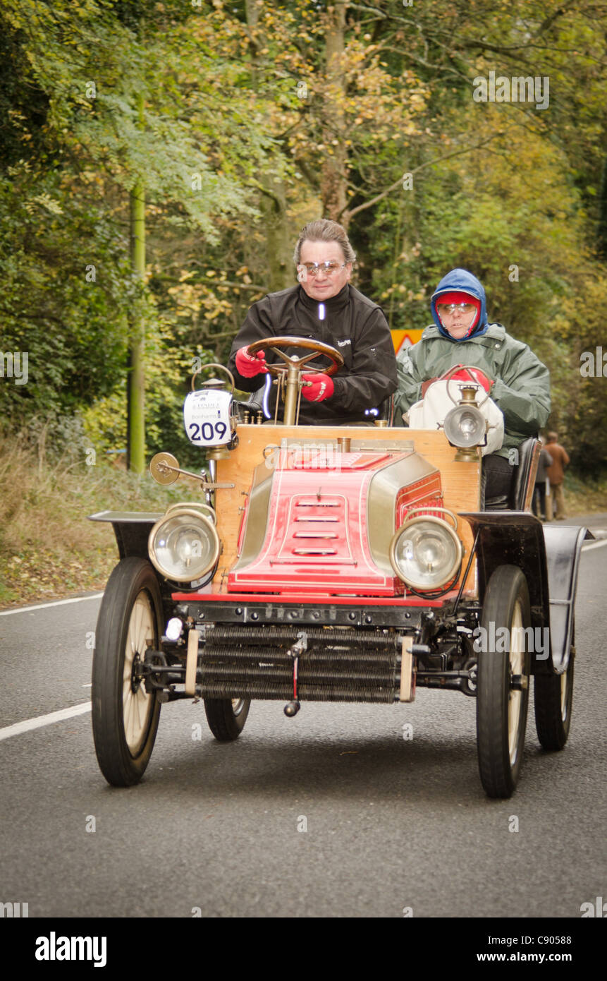 Clayton, UK. Nov 6, 2011. René Verbiest, de Belgique, de la conduite d'un 1902 Clement par Clayton, sur son approche de Brighton pour la 2011 London to Brighton Veteran Car Rally. Banque D'Images