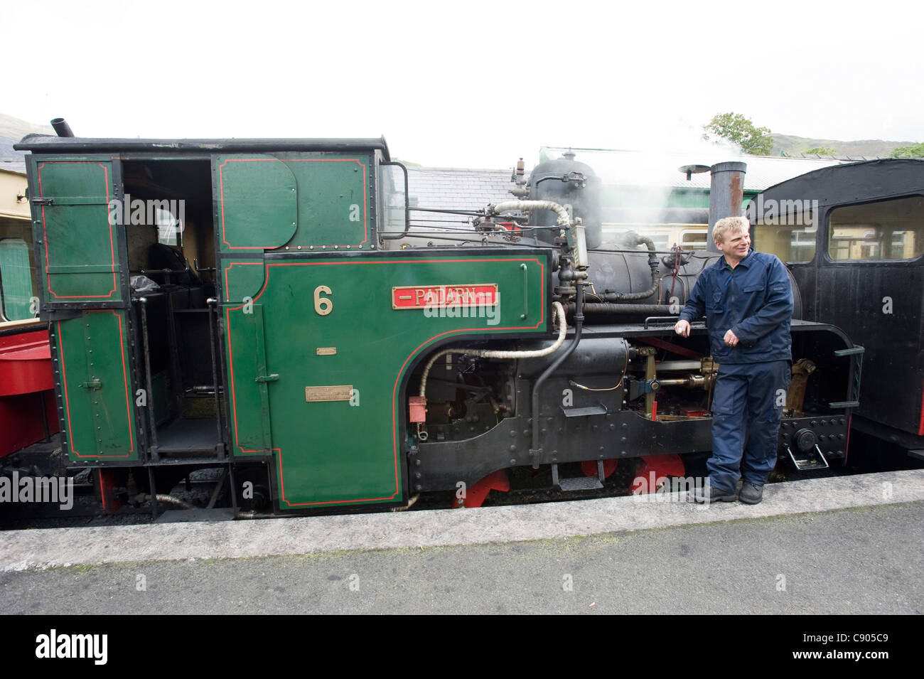 Le pilote de 2 pieds 7 pouces. Nombre de locomotives à vapeur à voie étroite de 6 'Padarn' avec son moteur à Llanberis, au pied du Mont Snowdon, Snowdonia, Nord du Pays de Galles. Banque D'Images