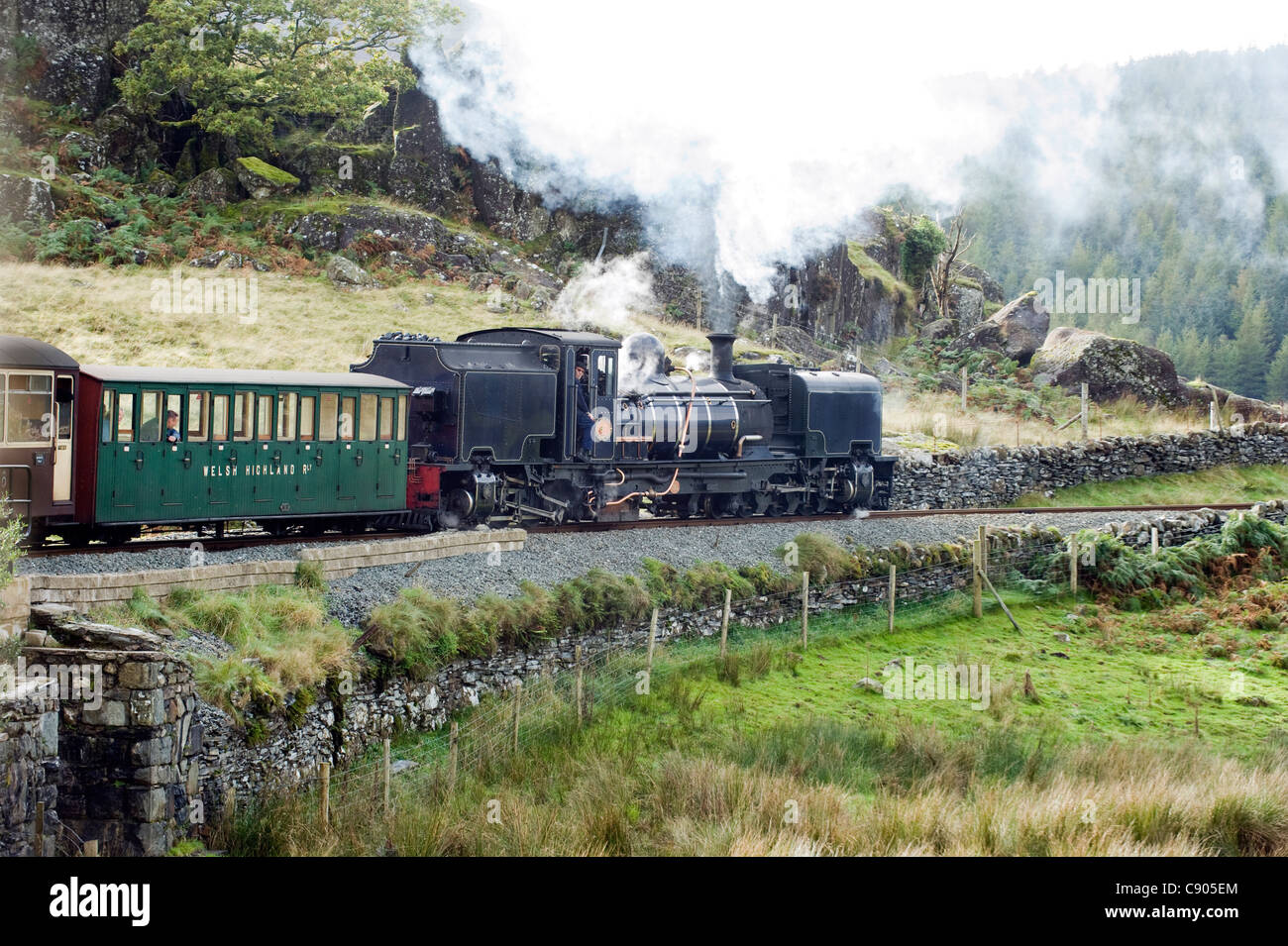 Le Welsh Highland Railway qui relie Porthmadog et Caernarfon, Snowdonia, le Nord du Pays de Galles, Royaume-Uni. Banque D'Images