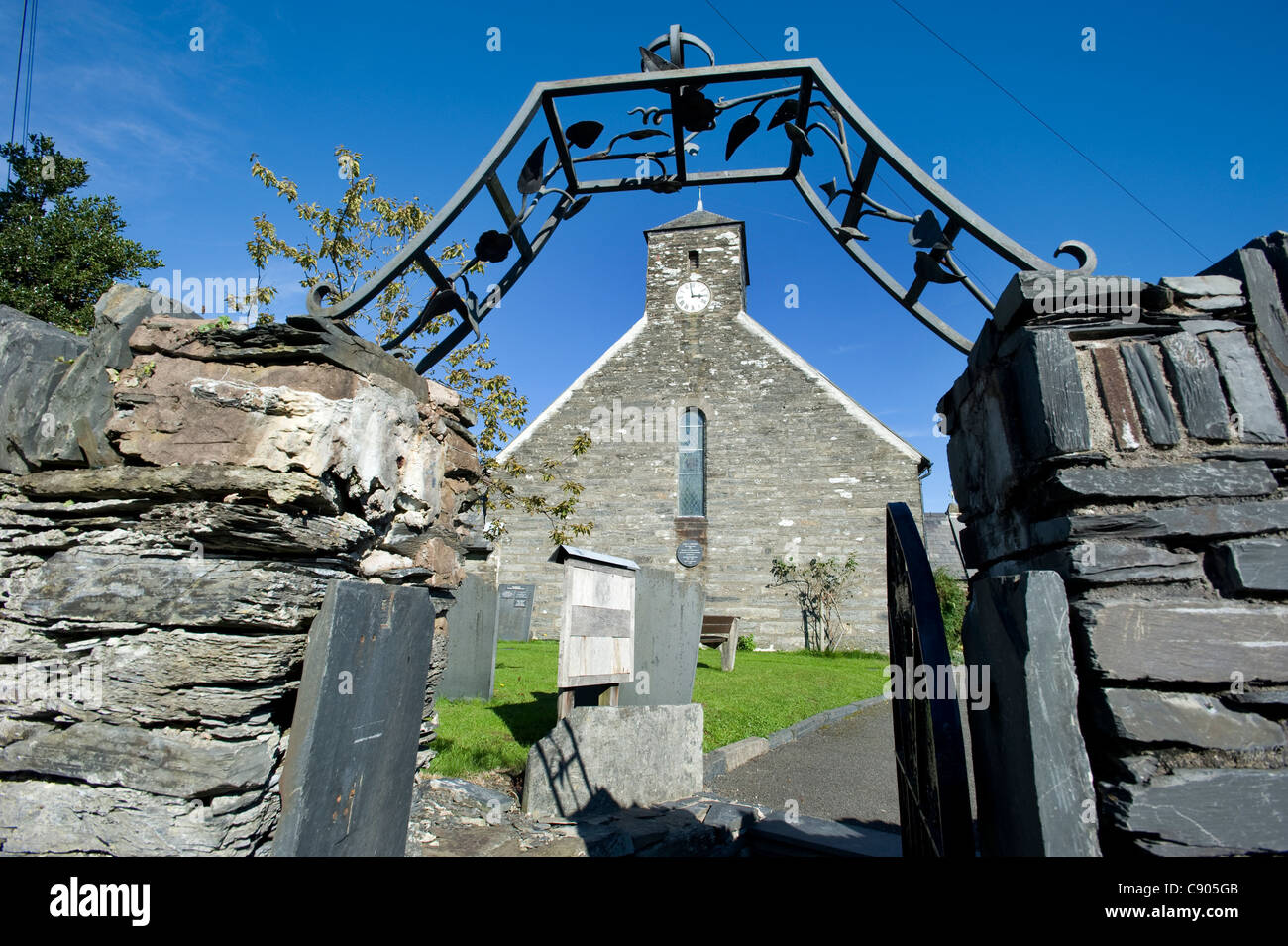 La passerelle en fer forgé sur un mur d'ardoise à l'avant de l'église Saint Pierre à Pennal Ad Vincula, Powys, au nord du Pays de Galles, Royaume-Uni. Banque D'Images