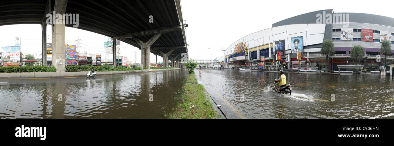 Sur les eaux près de la rue Major Cineplex Theatre , , Province de Rangsit Pathum Thanni , Thaïlande Banque D'Images