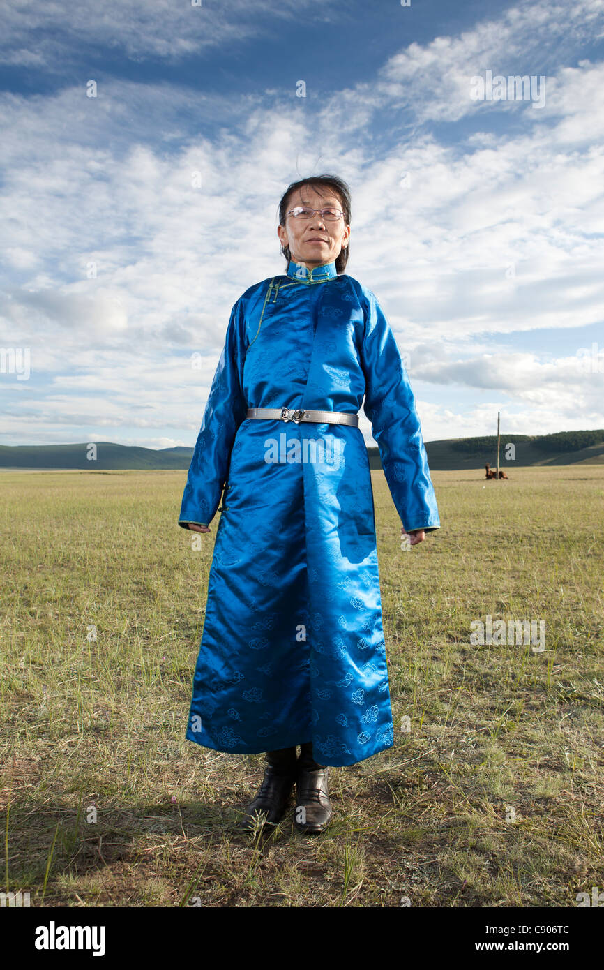 Femme mongole se pose, Tsagaannuur, Khövsgöl, Mongolie Banque D'Images