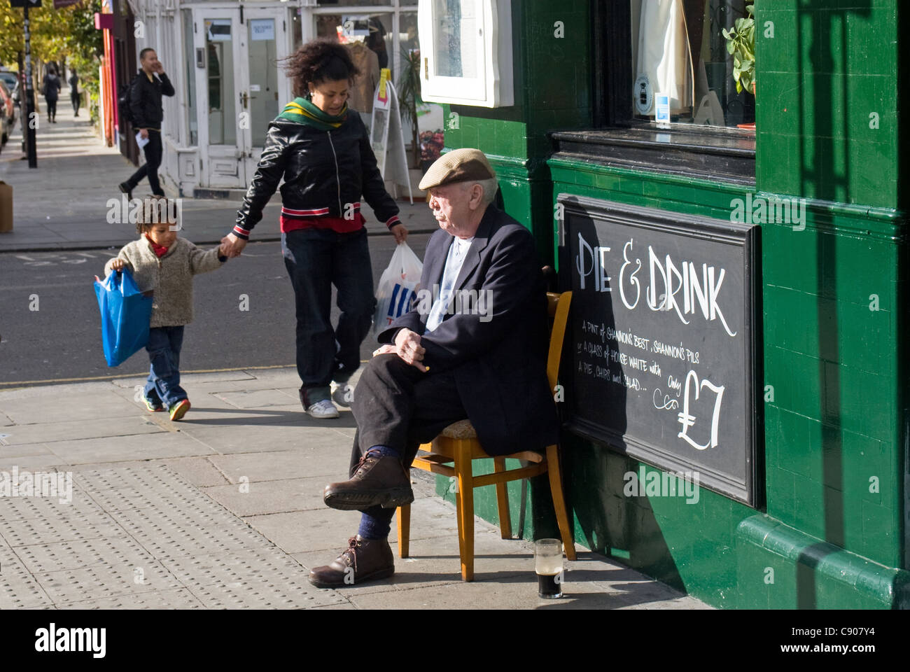 L'homme (et pinte) à l'extérieur de Shannon's pub, Portobello Road, Notting Hill, London, England, UK Banque D'Images