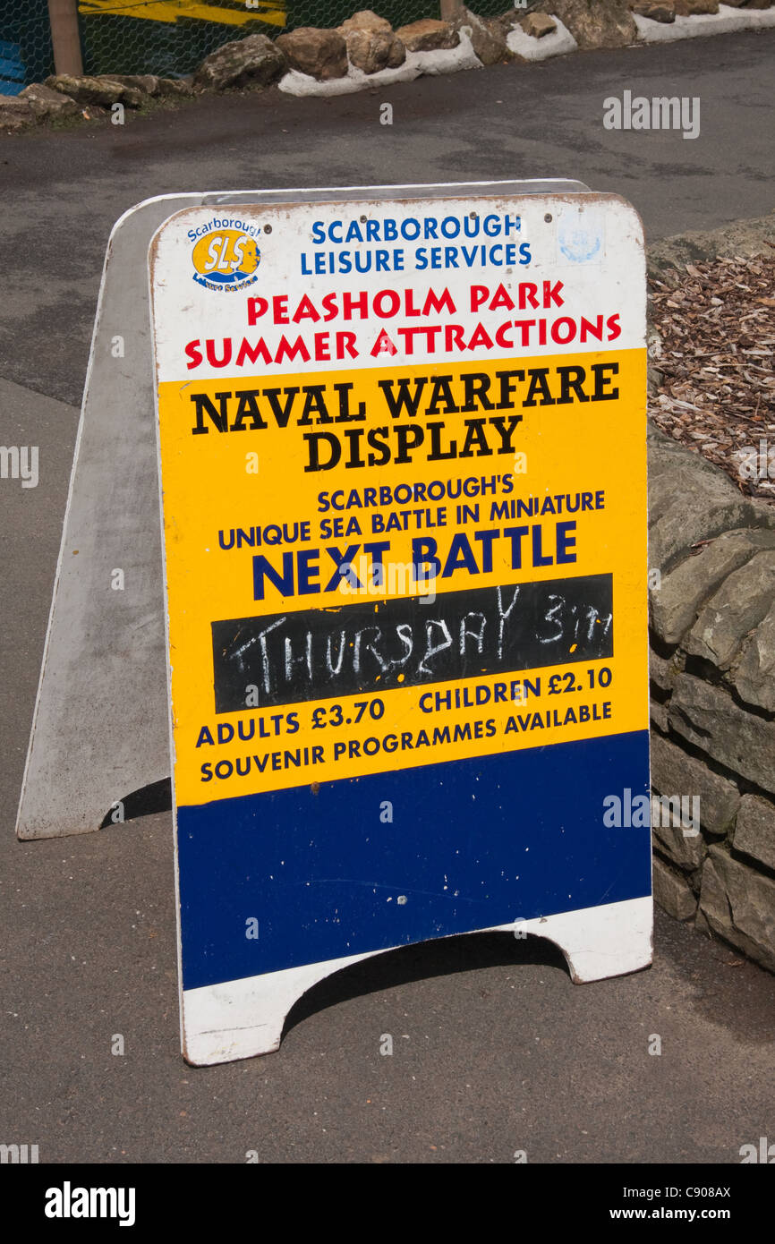 Panneau publicitaire pour la guerre navale, l'affichage à l'aide de modèles de bateaux, sur le lac de Peasholm Park, Scarborough Banque D'Images