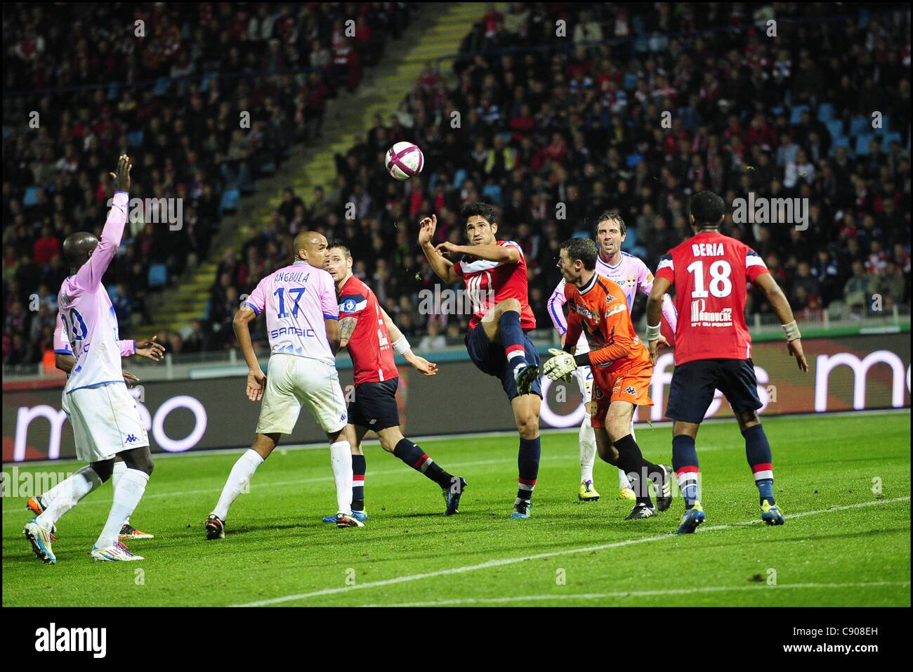 05.11.2011. Ligue 1 française de football. Lille contre Evian. Tulio de Melo Lille et Bertrand Laquait Evian défi pour la balle dans la zone de pénalisation d'Evian Banque D'Images