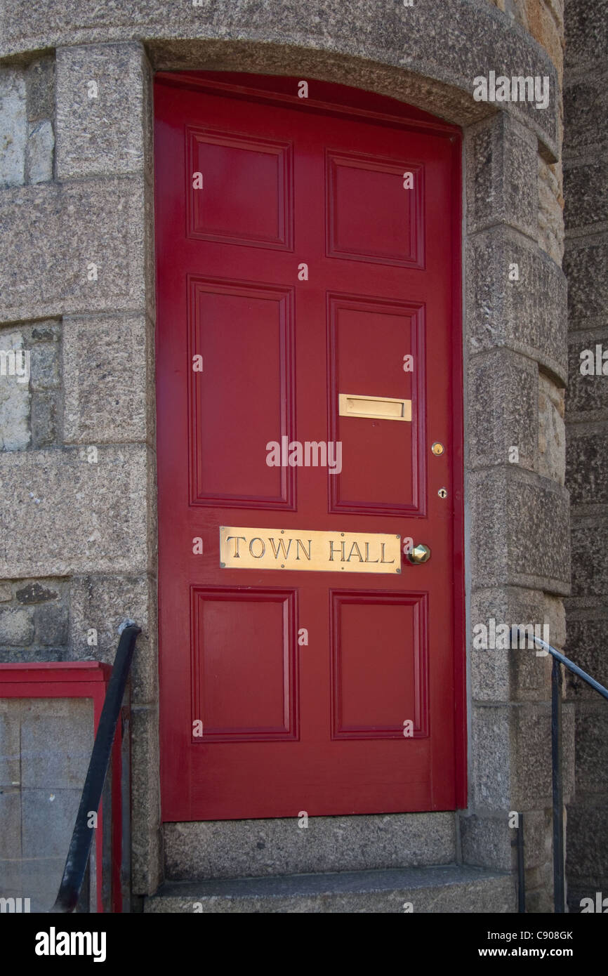 Sur une porte rouge, l'Hôtel de Ville, Cornwall Marazion Banque D'Images