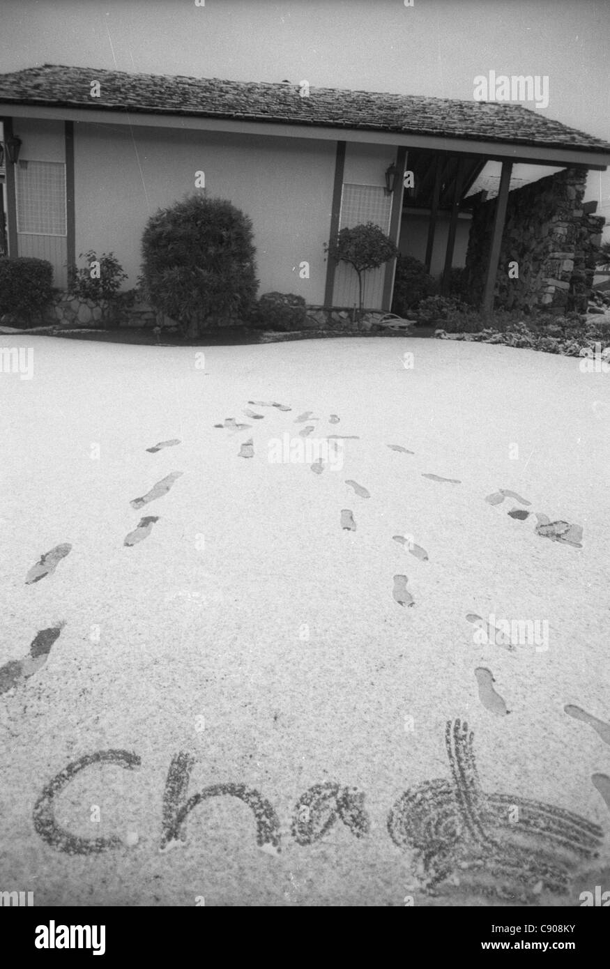 Nom écrit sur la pelouse de banlieue après la neige rare. La vallée centrale. Porterville, en Californie. Années 1990 Banque D'Images