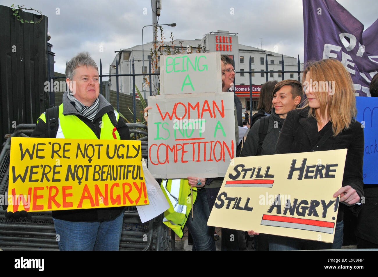 Les femmes féministes protester contre Miss Monde, à Earls Court Londres dimanche 6 novembre 2011, irrité par la compétition Banque D'Images