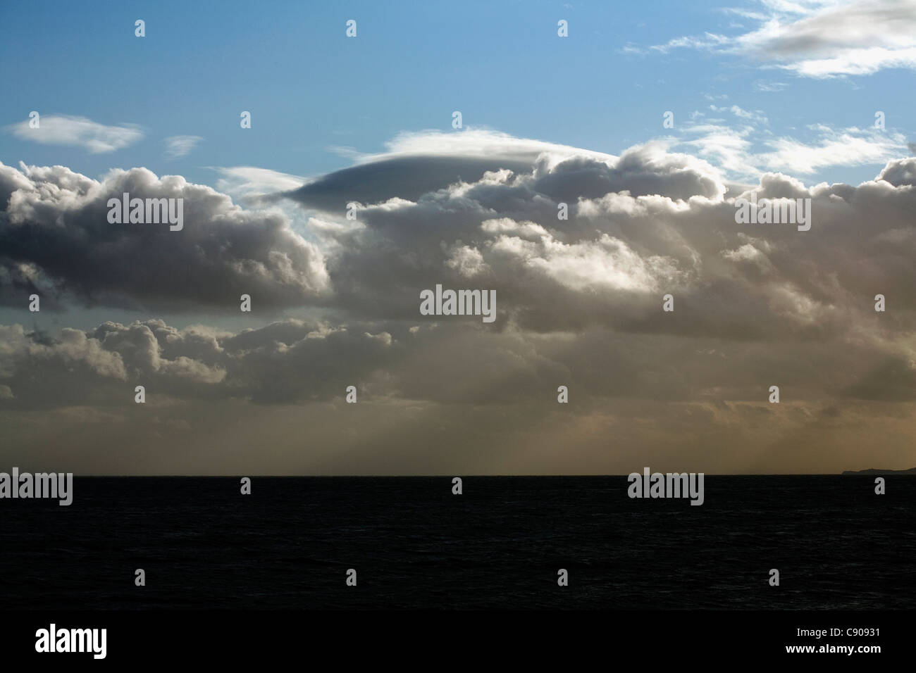 Cloudscape Tremadog Bay menant à la baie de Cardigan au Pays de Galles Gwyendd Criccieth Banque D'Images