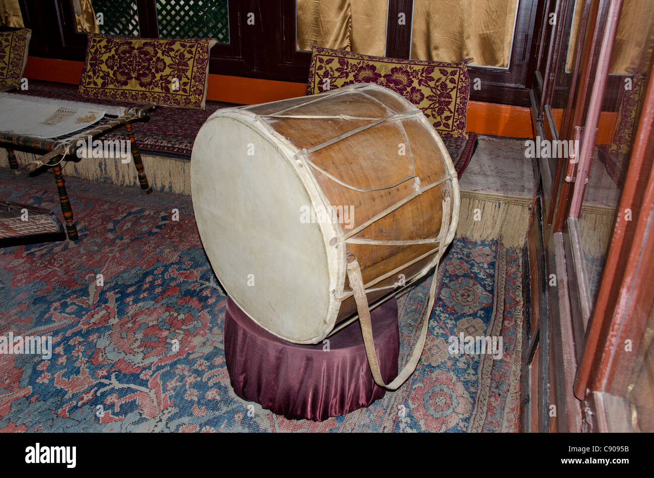 L'Ukraine, Sébastopol, ville de bakhtchyssaraï. khan's palace. intérieur du 18e siècle harem, instruments anciens. Banque D'Images