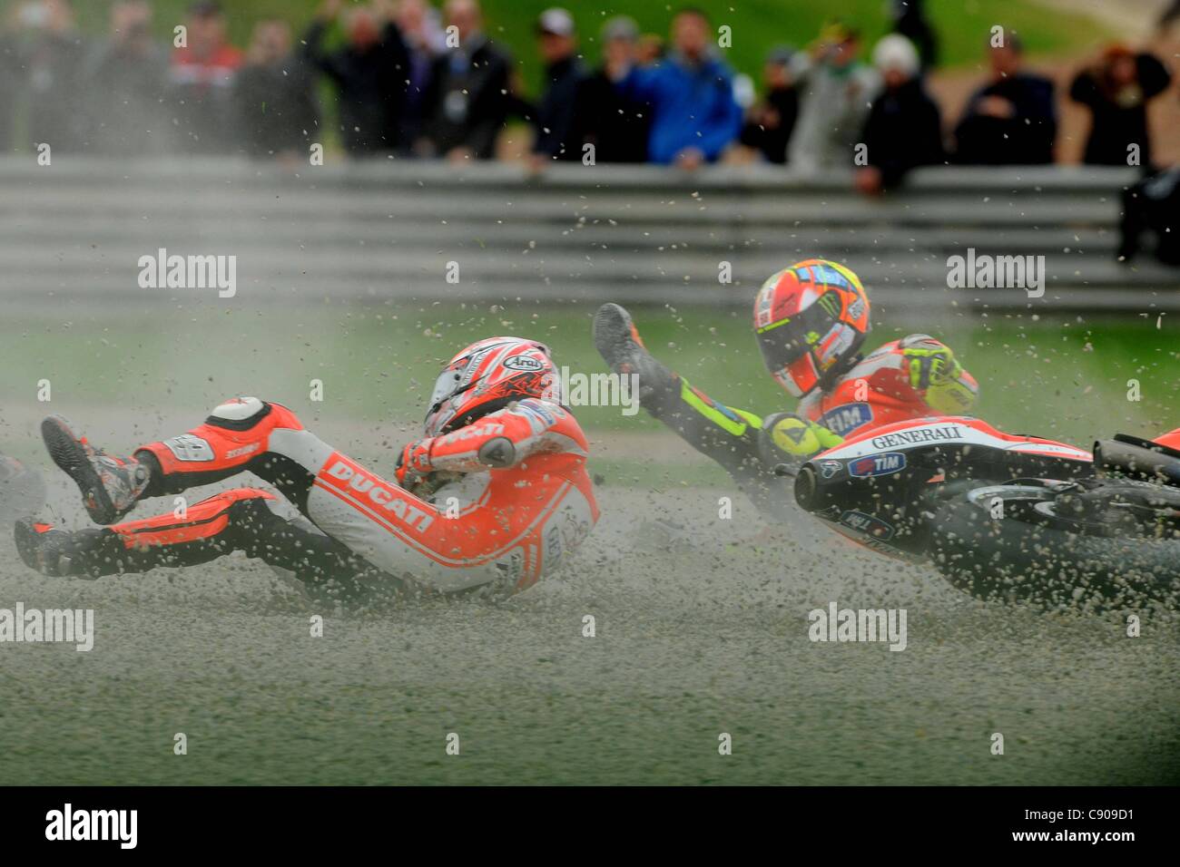 06.11.2011. Valence, Espagne. Classe MotoGP photo montre l'accident entre  Nicky Hayden et Valentino Rossi Photo Stock - Alamy