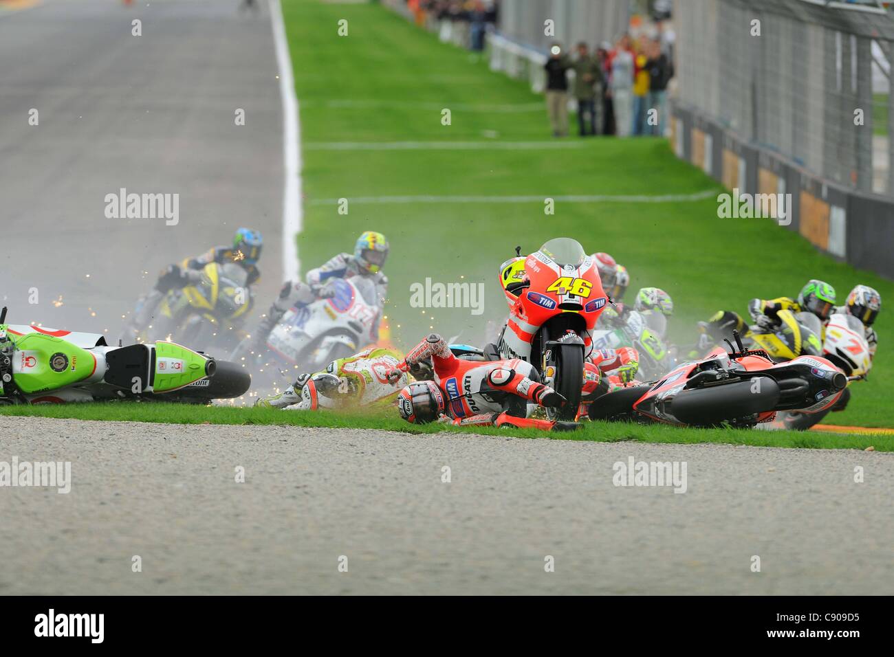 06.11.2011. Valence, Espagne. Classe MotoGP photo montre l'accident entre Nicky  Hayden et Valentino Rossi Photo Stock - Alamy