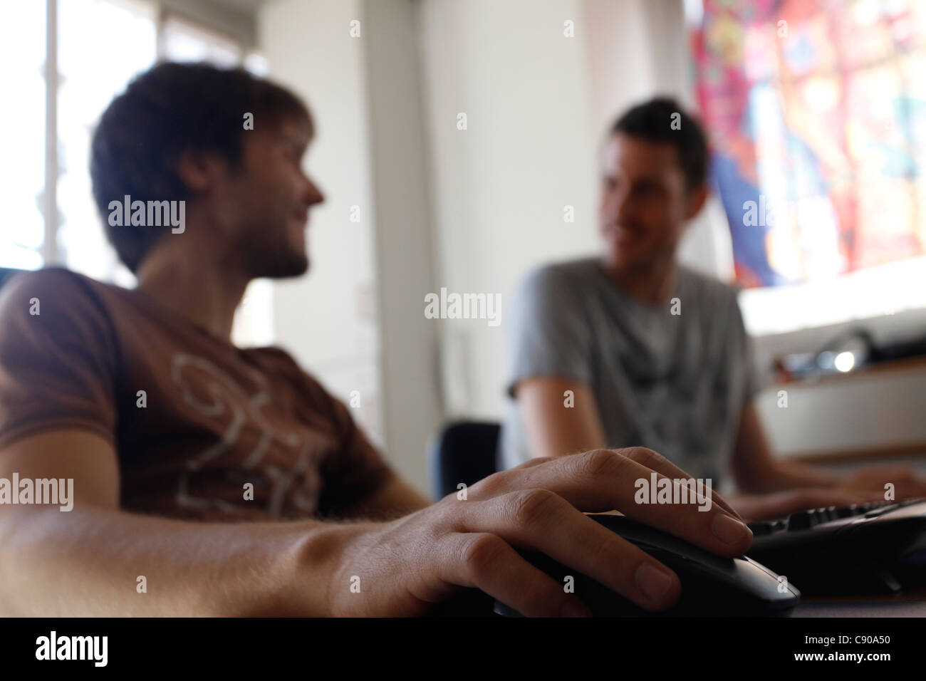 Les jeunes Israéliens à travailler dans une entreprise de haute technologie Chatvibes Tel Aviv ISRAËL Banque D'Images