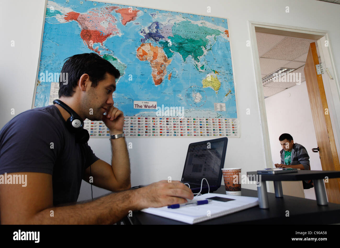 Les jeunes Israéliens à travailler dans une entreprise de haute technologie Chatvibes Tel Aviv ISRAËL Banque D'Images