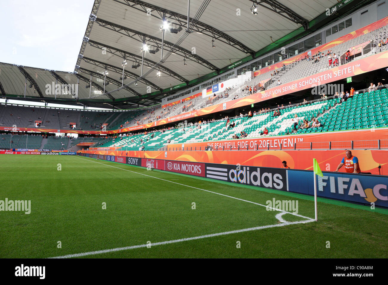 WOLFSBURG, ALLEMAGNE - 9 JUILLET : vue générale de l'Arena Im Allerpark avant un quart de finale de la Coupe du monde féminine de la FIFA entre l'Allemagne et le Japon le 9 juillet 2011 à Wolfsburg, en Allemagne. Usage éditorial exclusif. Utilisation commerciale interdite. (Photographie de Jonathan Paul Larsen / Diadem images) Banque D'Images