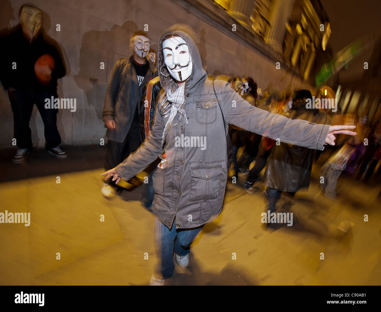 Adeptes de Anonymous UK arrivent à Trafalgar Square V pour Vendetta sportives des masques. Ils dansent et puis sur la place mars Banque D'Images