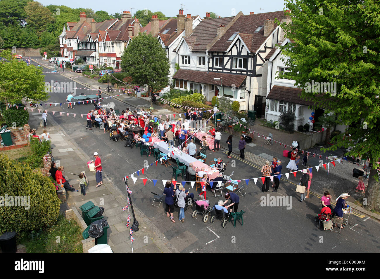 Les enfants et les familles bénéficiant d'un mariage royal street party à Brighton, East Sussex, UK. Banque D'Images