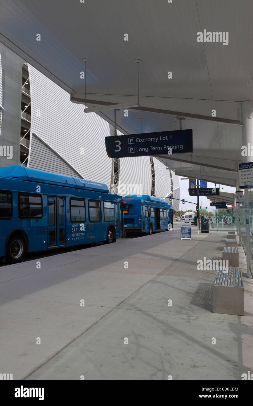 Des navettes bleues en attente sur le trottoir pour aller à l'aire de stationnement de longue durée à l'Aéroport International de San Jose en Californie Banque D'Images