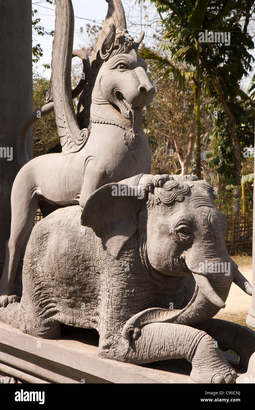 L'Inde, de l'Assam, de l'Île Majuli, Garamur Tarkshya village, l'éléphant et le cheval ailé à l'extérieur de sculptures monastère satra Banque D'Images