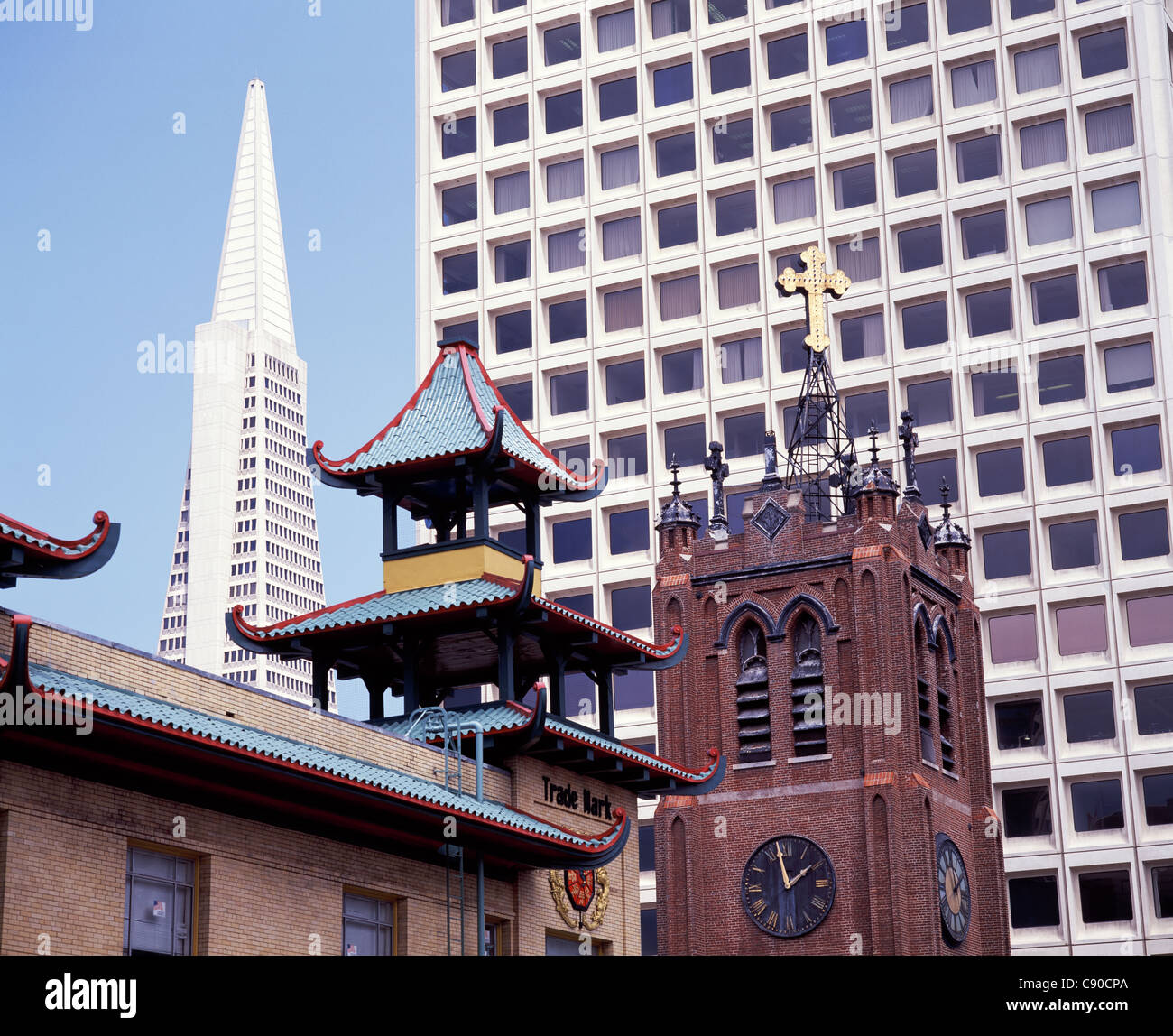 Mélange de structure dans les rues Grant et California à San Francisco avec la pyramide Transamerica, la pagode et la cathédrale St mary.Californie, États-Unis. Banque D'Images
