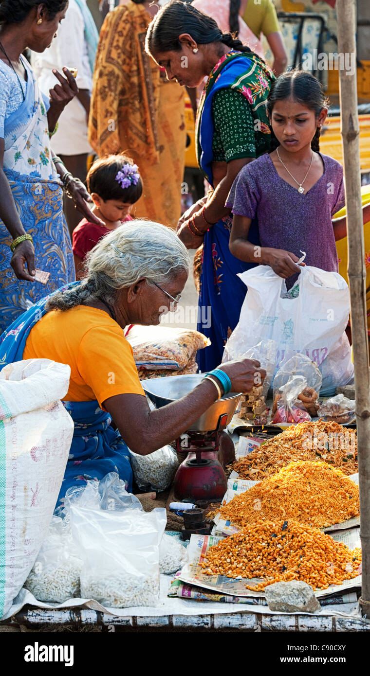 Vente indienne Indian fried des collations à un marché de rue à Puttaparthi. L'Andhra Pradesh, Inde Banque D'Images